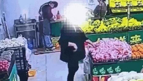 女子以买菠萝作掩护偷走水果
