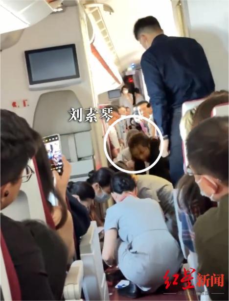 护士首次坐飞机救人一命 飞机上上演了一场生死急救！