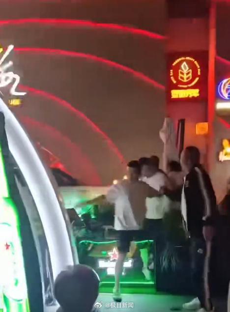 警方回應(yīng)路虎橫沖直撞路人紛紛避讓