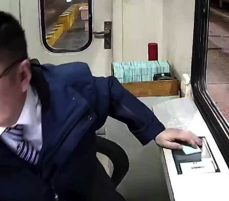 司机手机没电滞留高速，收费员垫付54元通行费获归还