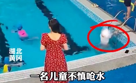 救生员8秒救出呛水女童 救援及时孩子已无大碍