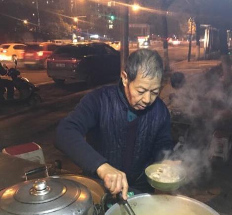 成都69岁大爷卖猪蹄花13年，30元一份晚9点才出摊，吃过的都哭了