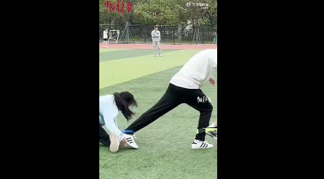 高校运动会团体赛失误，全员惊现一字马