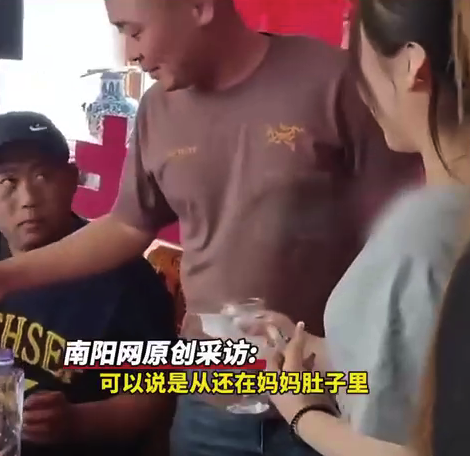 外甥女订婚现场，舅舅全程红着眼眶
