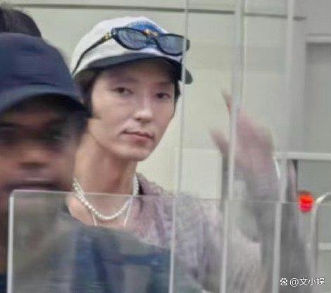 韩星李准基大变样 沧桑到认不出 机场照引发热议