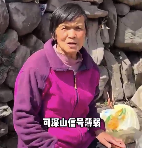 女子徒步时断网 暖心阿姨直接免费送水 