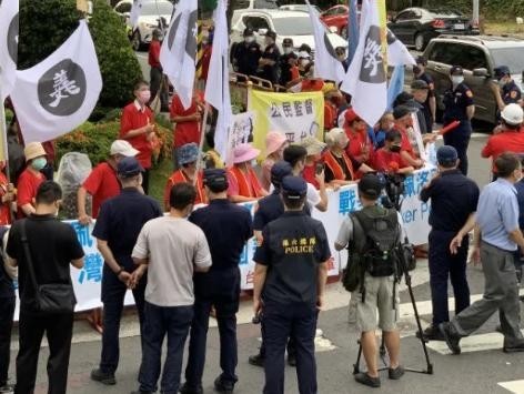 台湾上百人举牌抗议佩洛西窜台