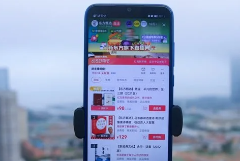 俞敏洪卸任新东方2家子公司职务 开启淘宝直播带货