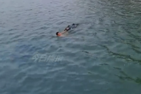 两个钓鱼者脱掉衣服跳进冰冷河水救人，目击者：好冷的天，了不起！