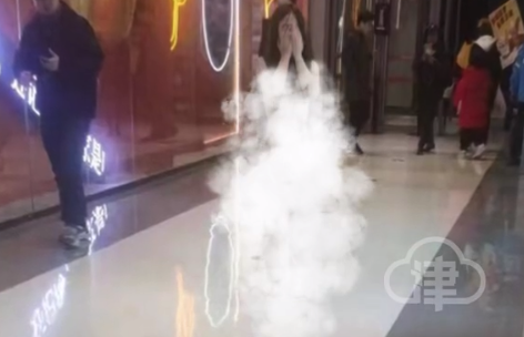 一女子双手捂脸裸奔不顾路过的行人，涉事商场：已报警，警察到现场了