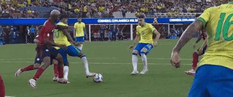 美洲杯：巴西4-1巴拉圭迎首胜，哥伦比亚紧随其后