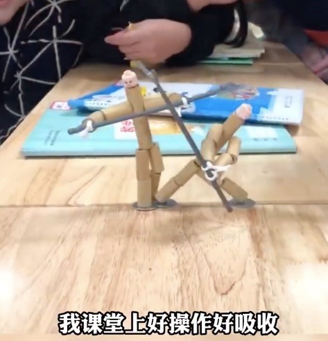 小学生把课文里的竹节人做出来了 网友：不愧是义乌的孩子