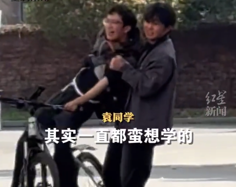 大學(xué)生一陣手忙腳亂最后也沒馴服兩輪車 本人：沒學(xué)會(huì)，但視頻讓大家開心也挺好