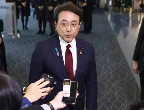 日方代表穿戴寝衣得知特朗普参会