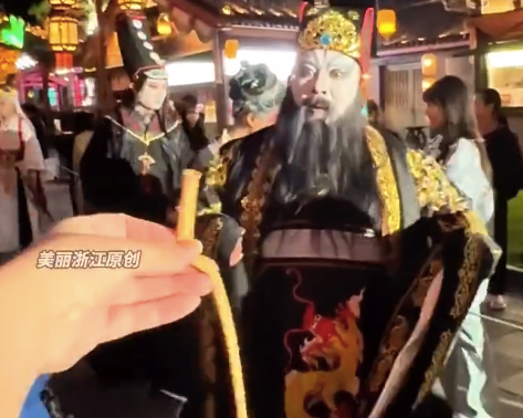 游客让“阎王爷”给自己吹气球小狗 网友：认真工作的男人真帅！