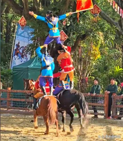 一马匹失控女骑手坠马被拖行 表演意外惊险一幕