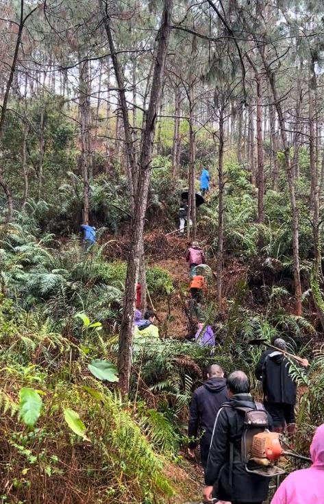 广西人扫墓堪比特种兵训练