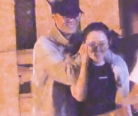 恩爱！张靓颖与小男友深夜甜蜜泡吧 搂肩同回住处