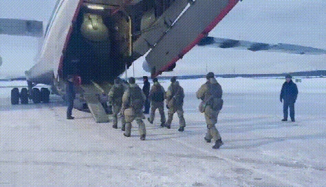 俄维和部队全副武装登上运输机 飞赴哈萨克斯坦