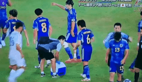 朝鲜男足挥拳“吓唬”日本工作人员,引网友热议!