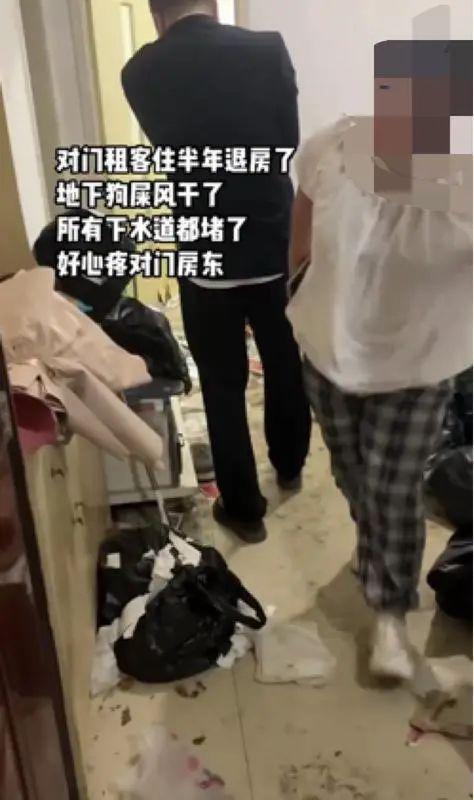 租客退房現(xiàn)"垃圾場" 下水道都堵了 屋內(nèi)堆滿垃圾幾乎無處下腳
