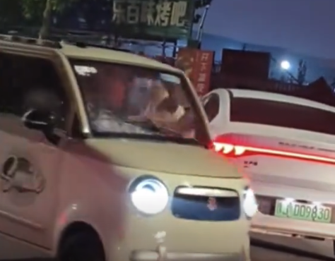 老头乐撞车之后迅速逃逸 被撞轿车司机：哎，你啥意思？