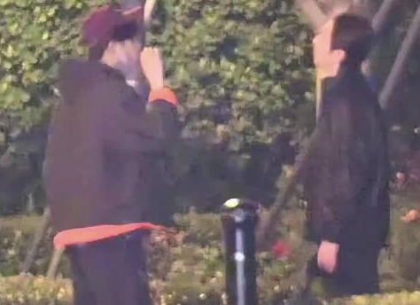 『檀健次』符龙飞北京环球影城带娃间隙抽烟