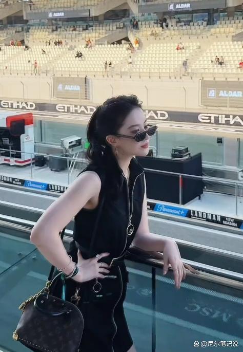 刘亦菲三里屯打卡 糊图惊艳再现