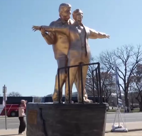 华盛顿出现特朗普和爱泼斯坦的雕像