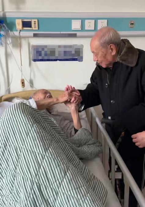 95岁老年痴呆老人医院探望同学