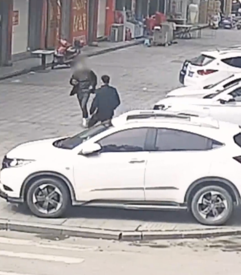 民警街头抓捕盗窃犯 这一飞扑太帅了