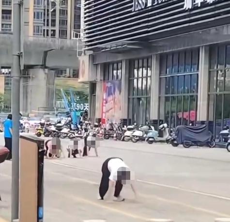 广东多名男女在地上爬行并学狗叫 突破自我团建活动引发关注