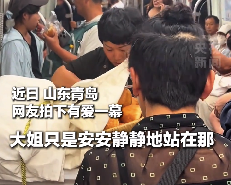 青岛地铁回应烤馒头大姐入驻,为她设置专属摊位,还提供租金帮扶