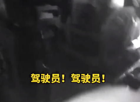 阜阳交警夜巡发现货车起火 驾驶员仍在熟睡