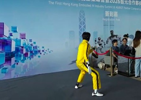机器人扮成“李小龙”表演飞踢，智元灵巧手现场“捏网球”