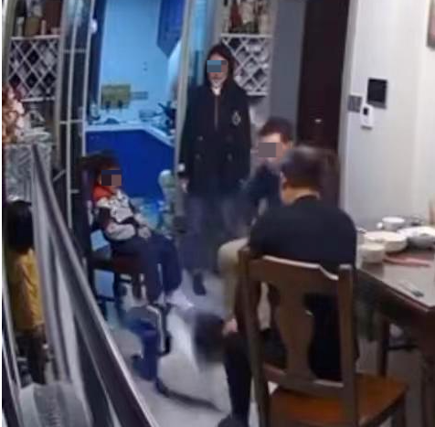 被掌掴男童母亲讲述事发经过