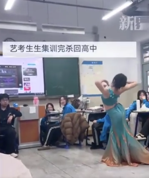 女生元旦表演民族舞蹈自信又大方