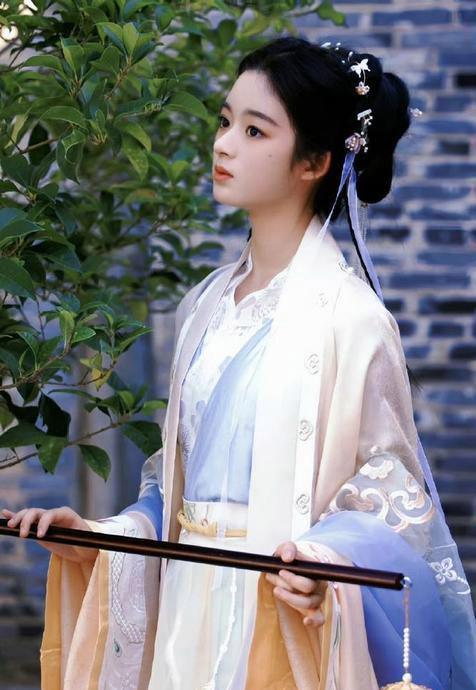 侯明昊和黄杨钿甜主演的新剧《雀骨》要在七月开机了！