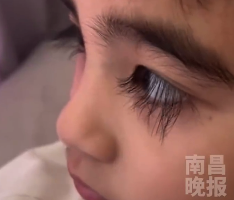 女子曬9歲女兒和6歲兒子超長睫毛 媽媽：出生時睫毛就很長，不影響視力
