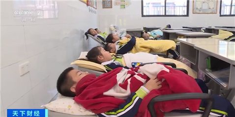 教室变宿舍！福建泉州一学校可躺睡桌椅火了 吃好睡好保障学生午休质量