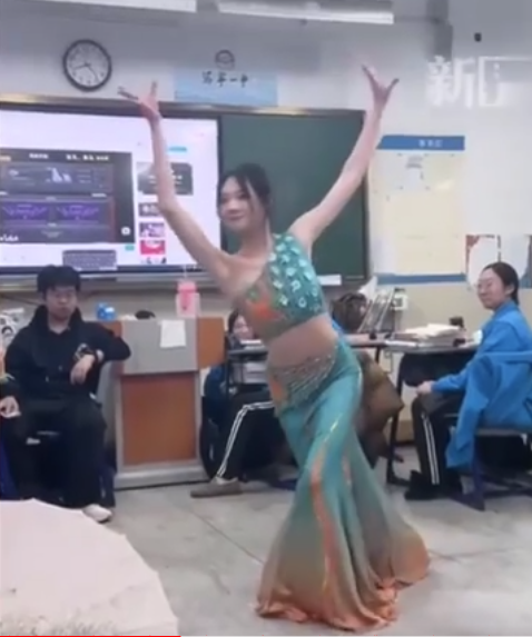 女生元旦表演民族舞蹈自信又大方