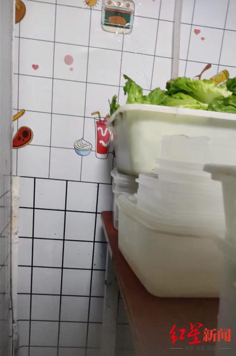 轻食外卖连锁后厨用发霉蔬果榨汁