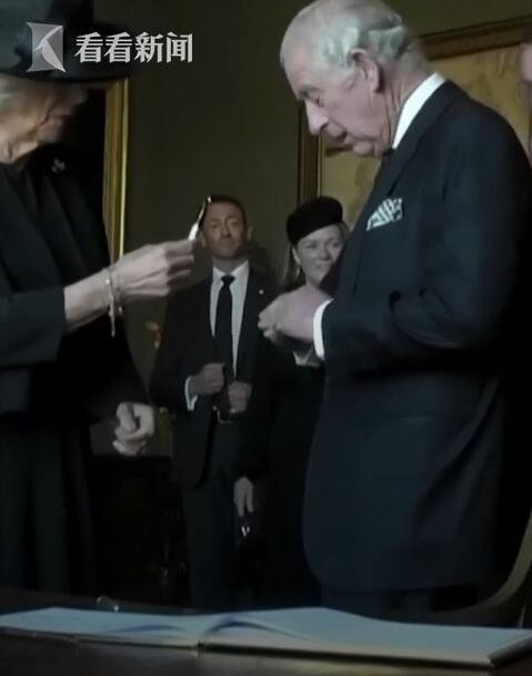 俄方吊唁女王后 英方说“笔丢了”