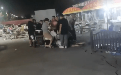 淄博烧烤店疑因抢客互殴：八九个人将一人按在地上打