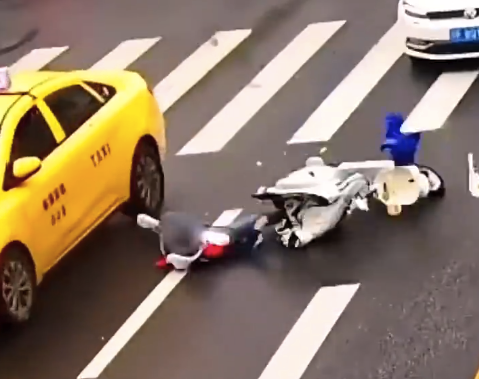 这下摔挺狠！13岁女孩目不斜视逆行闯红灯被撞