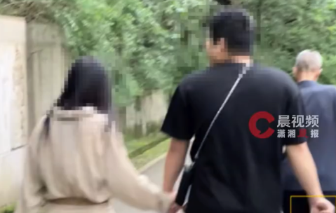 男子黔灵山持棍打伤小猴 园方回应：在寻找被打小猴，会配合警方调监控