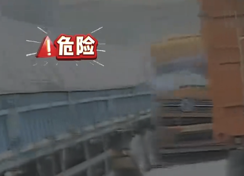 货车强行占道超车酿事故 交警：强行超车负全责