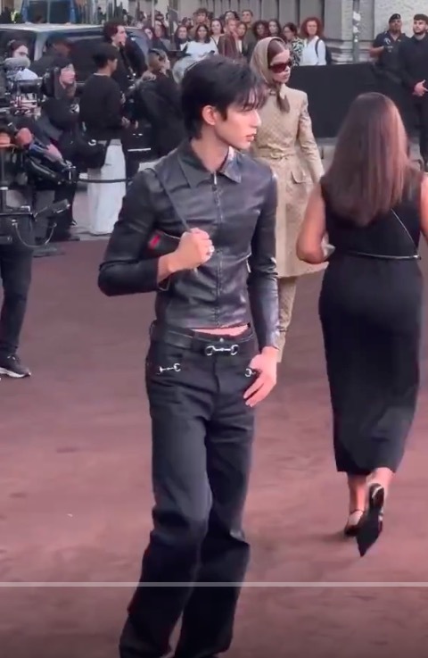 宋威龙皮衣露肚脐 紧身剪裁突显肉体线条