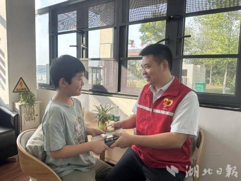 湖北交投京珠运营公司应城北联合党支部开学好礼暖童心