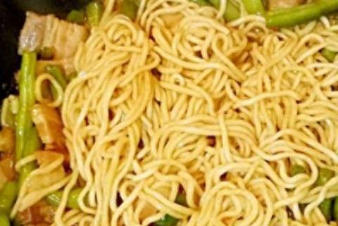 忙到没空做饭？20分钟搞定焖面，全家吃得香
